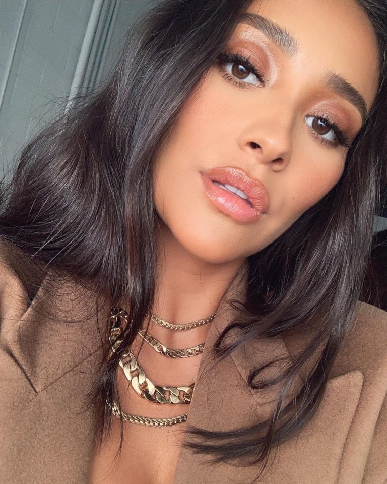 Shay Mitchell Instagram selfie