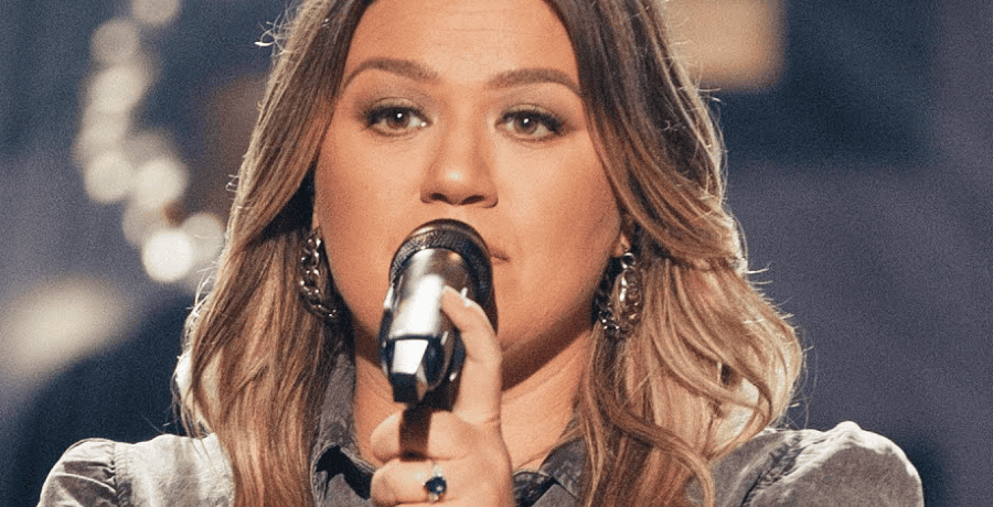 [Credit: The Kelly Clarkson Show/YouTube]