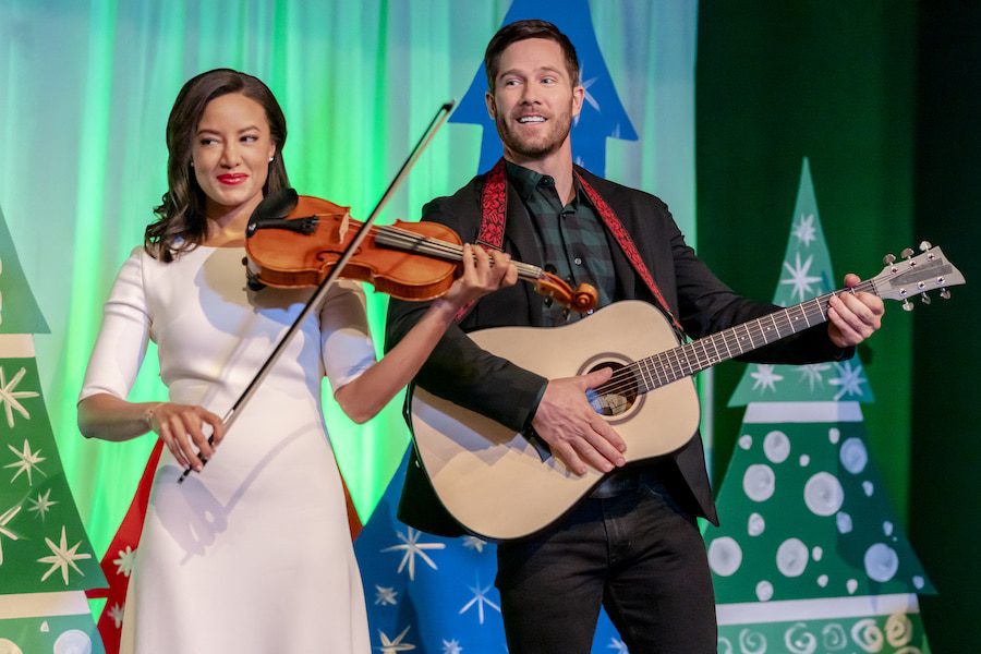 Hallmark, Photo: Heather Hemmens, Luke Macfarlane Credit: ©2021 Crown Media United States LLC/Photographer: Philippe Bosse