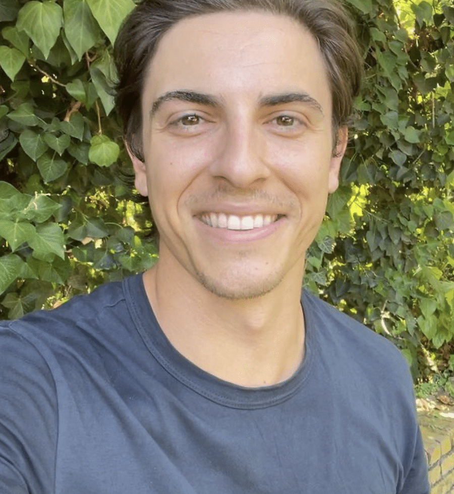 Derek Klena-Hallmark-https://www.instagram.com/p/CRph7w5DFnP/
