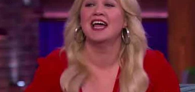 Kelly Clarkson Missed The Mark [Credit: YouTube]
