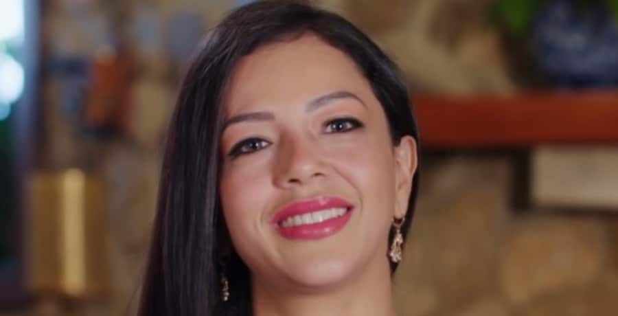 90 Day Fiance Jasmine Pineda Rocks Big Hat & Tiny Blue Bikini [TLC | YouTube]