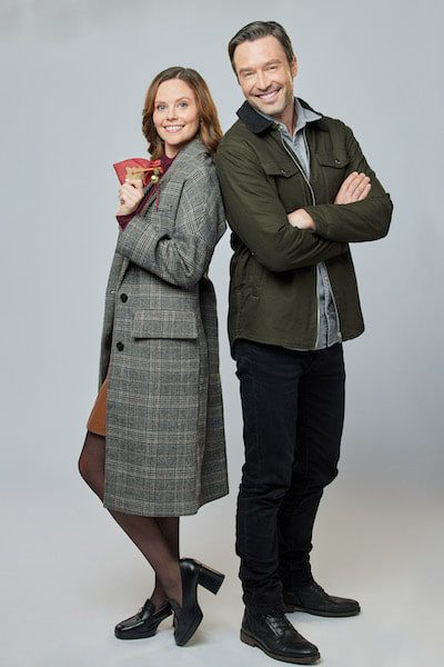 Photo: Sarah Ramos, Carlo Marks Credit: ©2022 Hallmark Media/Photographer: Sven Boecker
