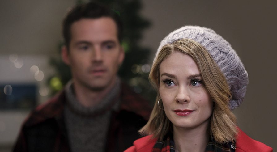 Kim Matula, Ian Harding-Photo: Credit: ©2022 Hallmark Media/Photographer: David Scott Holloway
