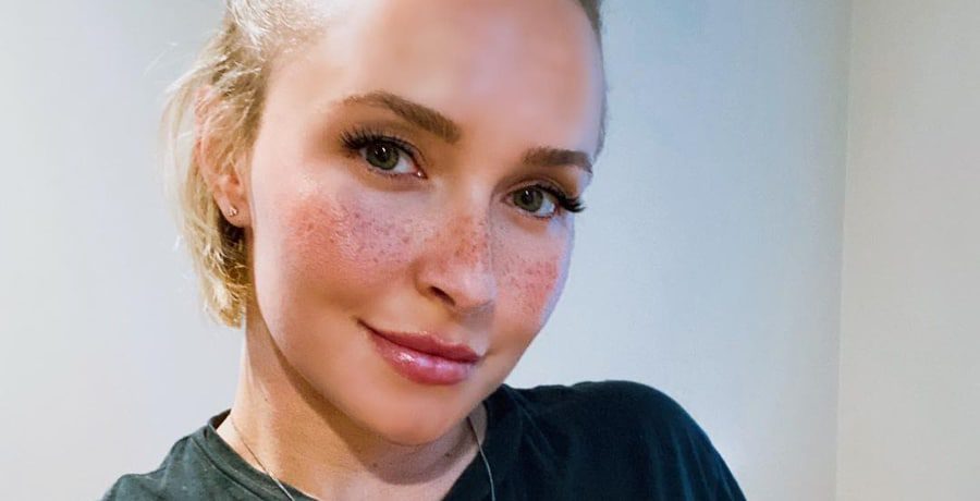 Hayden Panettiere snaps a selfie in black T-shirt.