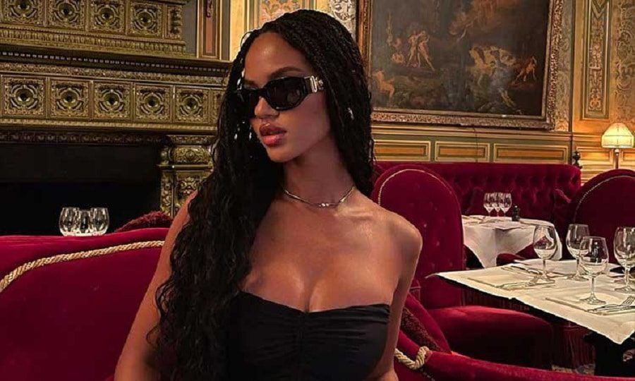 Juliana Nalu Poses In Restaurant [Juliana Nalu | Instagram]