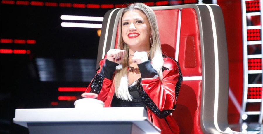 Queen Kelly Clarkson Wears Red Jacket [Source: YouTube]