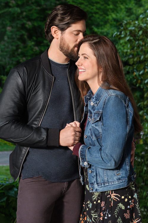 Photo: Chris McNally, Julie Gonzalo Credit: ©2023 Hallmark Media/Photographer: Bettina Strauss 