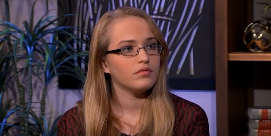 Anna Cardwell on the Dr. Phil show, sourced from YouTube