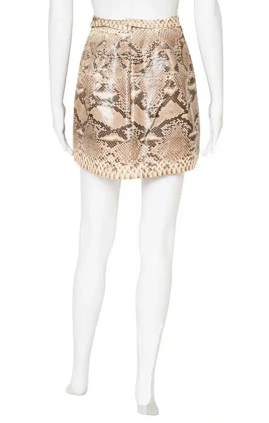 Kim Kardashian tries to get rid of her old stuff. - Kardashian Kloset