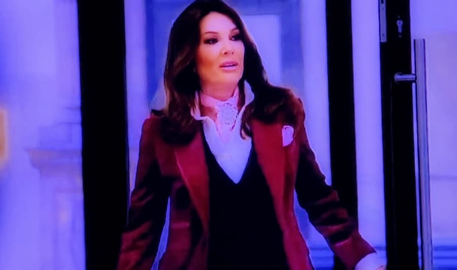 Critics mock Lisa's outfit on Food Stars - Reddit