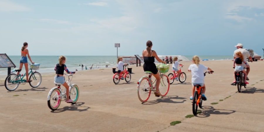 Fans are concerned the Busby family doesn't wear helmets. - OutDaughtered