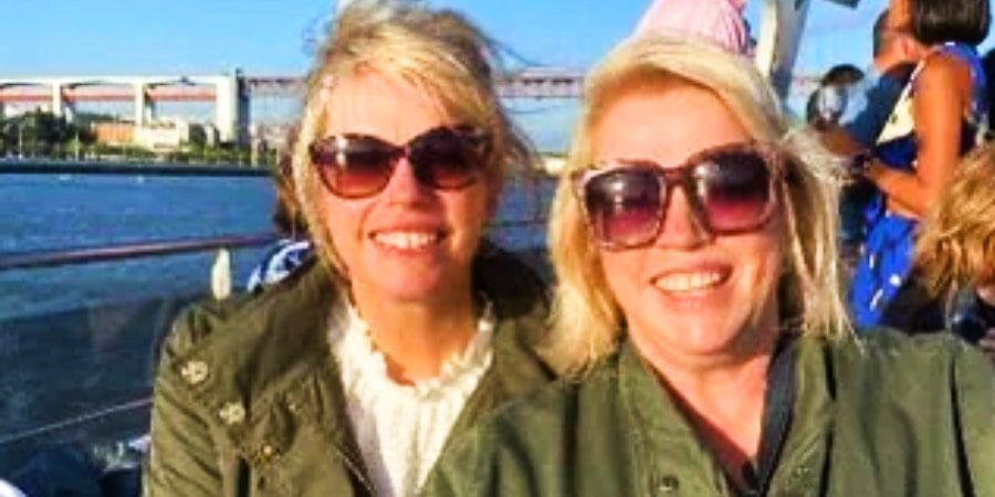 Janelle Brown and her sister, Carrie Rodgers. - Reddit
