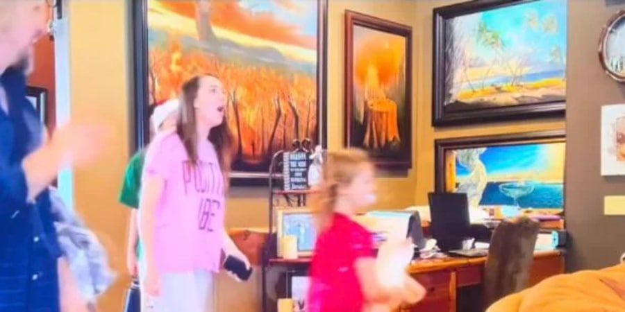 Sister Wives fans have looked up some artwork and realize there is more than $20K on the wall. - Reddit