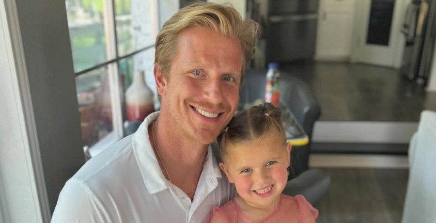 'Bachelor' Sean Lowe and daughter Mia/Credit: Instagram