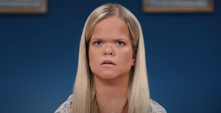 Anna Johnston Goes Live, Has ‘Slobber Session’ With Man At Bar