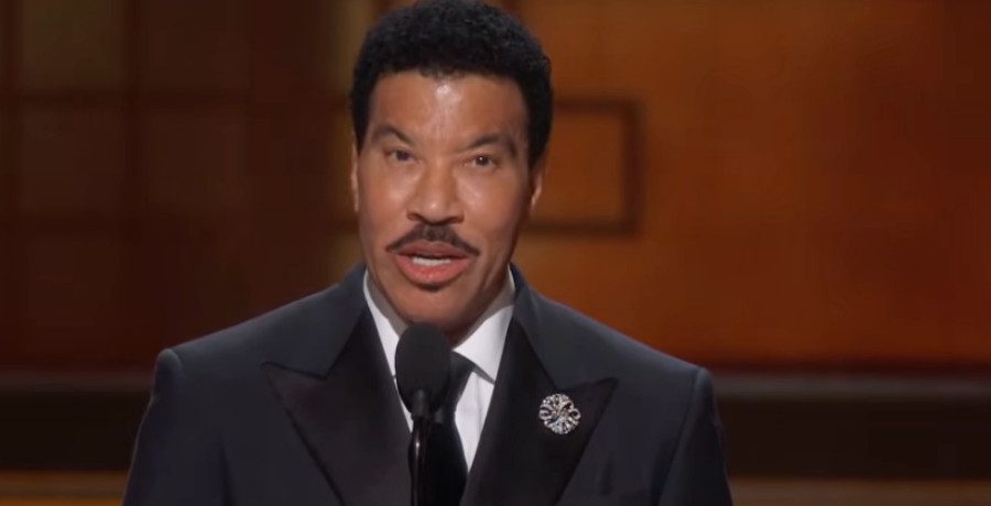 Lionel Richie unrecognizable at Oscars/Credit: YouTube