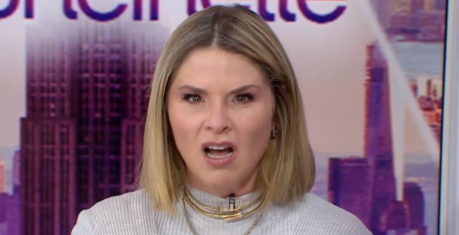 Jenna Bush Hager mimics daughter's face after cheering during game/Credit: YouTube