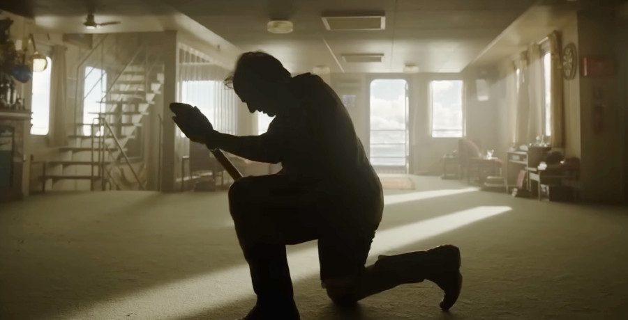 Tom Cruise is unrecognizable in 'Digger'/Credit: YouTube