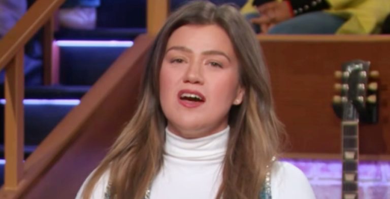 Kelly Clarkson/Credit: YouTube
