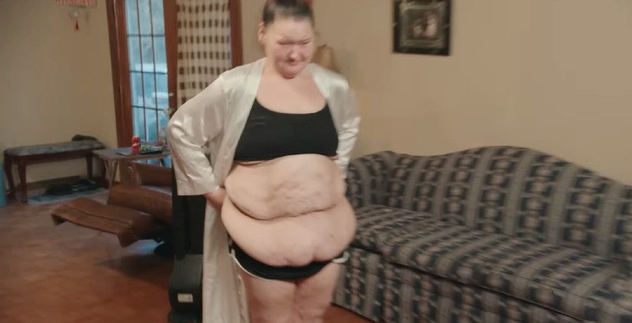Amy Slaton strips down to bra and panties to show off massive weight loss/Credit: YouTube
